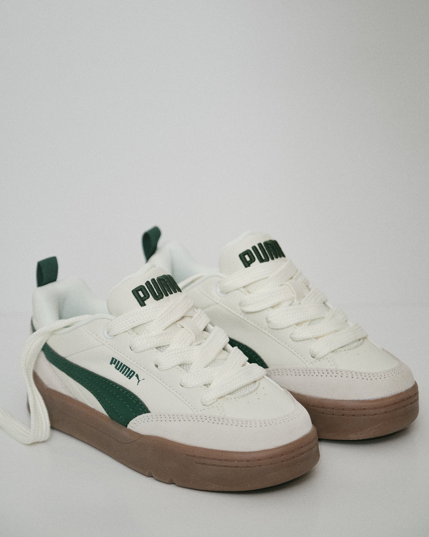 Puma Shuffle Court – White / Green / Gum Sole